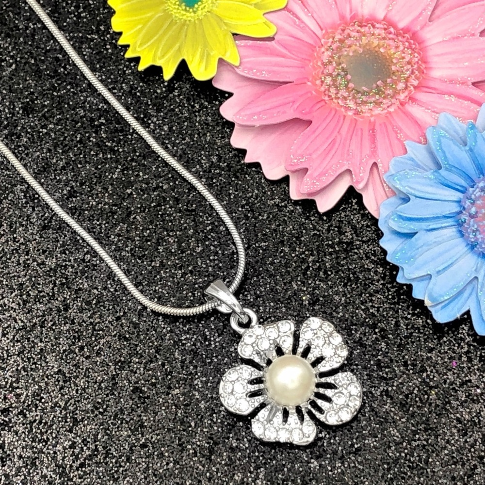 🌼 Dainty Pearl Rhinestone Daisy Flower Silver Charm Necklace